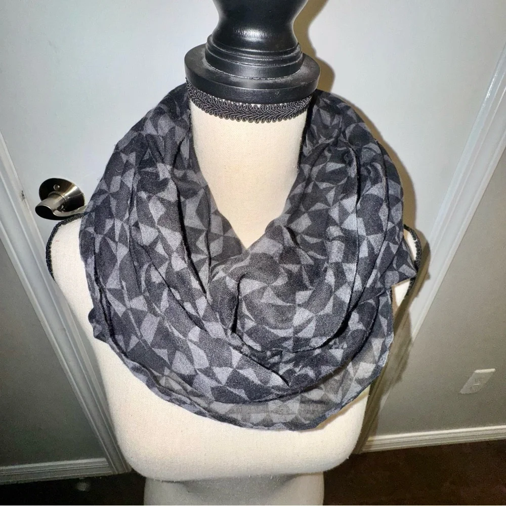 Starbucks Casual Black and Gray Geometric Scarf